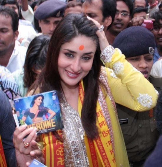 tamil-actress-heroine-actress-kareena-kapoor-at-siddhivinayak-temple-mandir09