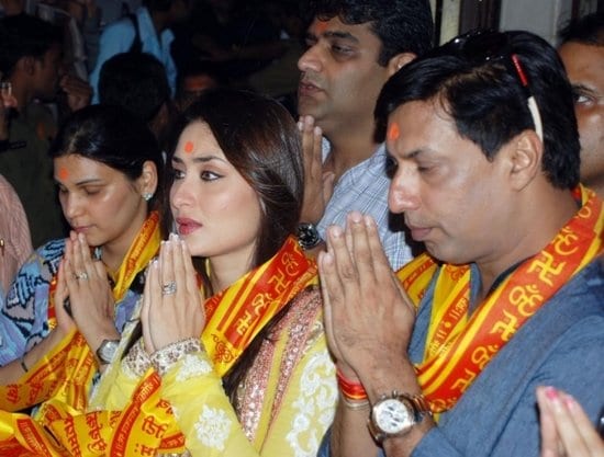 tamil-actress-heroine-actress-kareena-kapoor-at-siddhivinayak-temple-mandir11