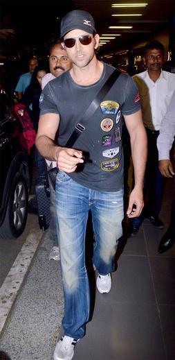 Hrithik Roshan, Rakesh Roshan, Hridhaan Roshan, Pinky Roshan, Sunaina Roshan & Sussanne Roshan Spotted at the Airport