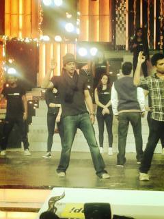 Shah Rukh Khan & Saif Ali Khan rehearsing for Filmfare Awards 2013