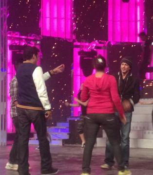 Shah Rukh Khan & Saif Ali Khan rehearsing for Filmfare Awards 2013