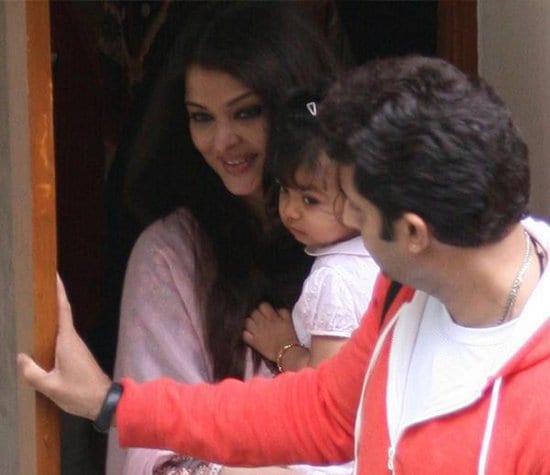 Aaradhya Bachchan, Aishwarya Rai Bachchan and Abhishek Bachchan arrive in Bhopal