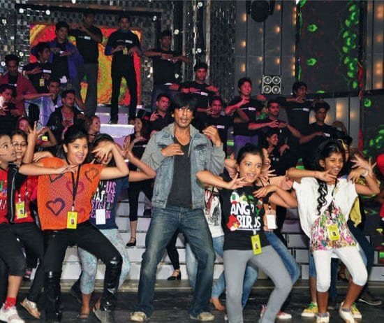 Shah Rukh Khan Rehearsing with Kids for Filmfare Awards