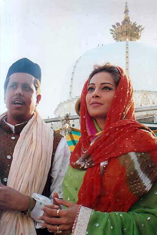 Bipasha Basu Spotted at Ajmer Sharif Dargah