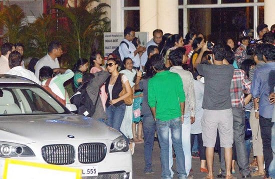 Gauri Khan and Jay Mehta pick up Shah Rukh Khan from Lilavati Hospital in Mumbai