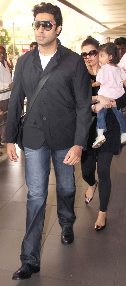 Abhishek Bachchan, Aishwarya Rai Bachchan and Aaradhya Bachchan Spotted at Mumbai Airport