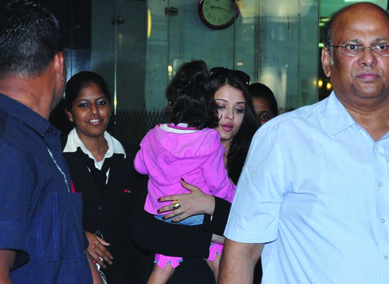 Aishwarya Rai Bachchan Spotted Aaradhya at the Airport