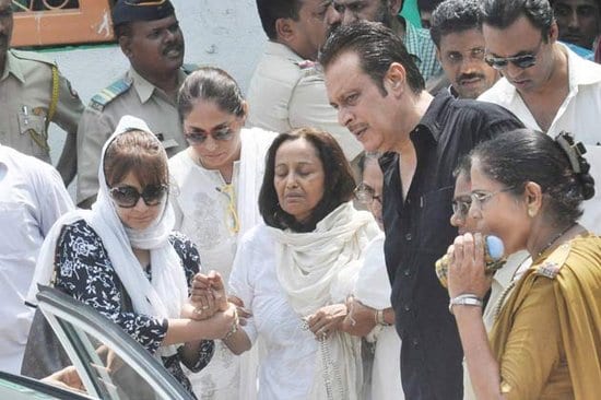 Jiah Khan's mother and sisters, Siddharth Mallya, Nagma, Urvashi Dholakia, Deepak Parashar, Aditya Pancholi, Sooraj Pancholi, Riteish Deshmukh, Ranjeet and Sophie at Jiah Khan's funeral