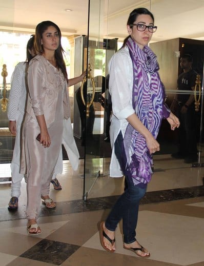 Karishma Kapoor and Kareena Kapoor at Priyanka Chopra’s Father’s Prayer Meet