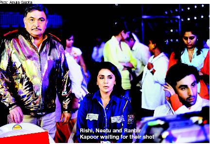 Ranbir Kapoor, Rishi Kapoor and Neetu Singh on the sets of Besharam