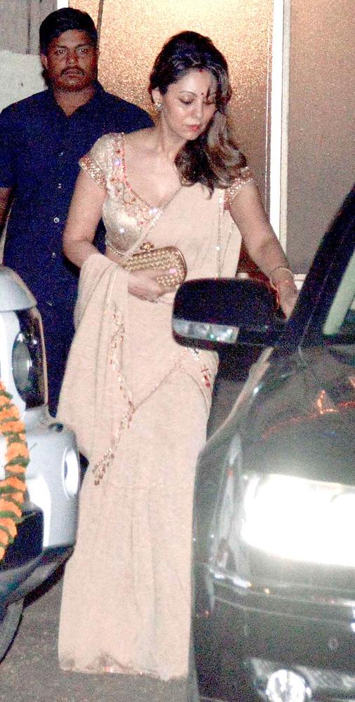 Salman Khan, Karishma Kapoor, Suniel Shetty, Mana Shetty and Gauri Khan at Sohail Khan's Diwali Party