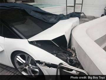 Valet crashes Lamborghini Gallardo Spyder in Le Meridien Hotel in New Delhi, India