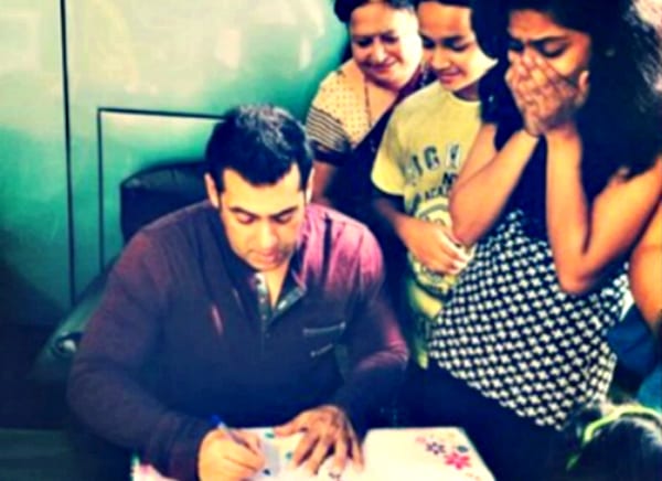 Salman Khan Spotted on the Sets of Prem Ratan Dhan Payo with Fans