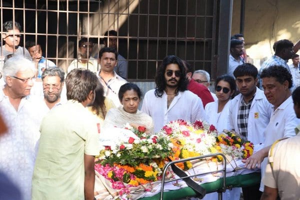 Bollywood Celebrities attend the Funeral of Vinod Khanna