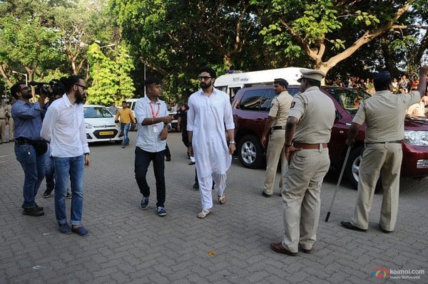 Bollywood Celebrities attend the Funeral of Vinod Khanna